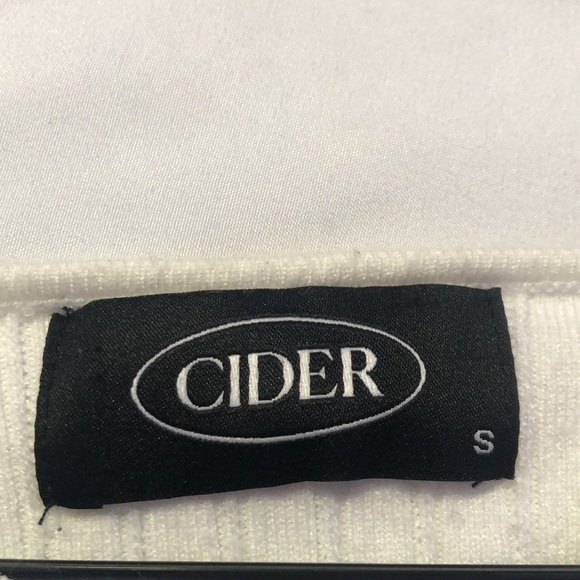 Elegant Cider lace long sleeve top with pearl buttons - Picture 4 of 4